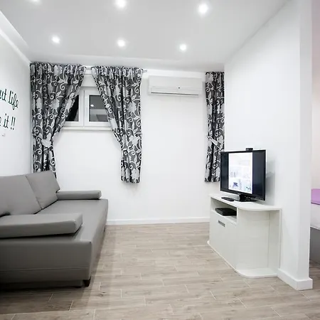 4 You In Apartment Split