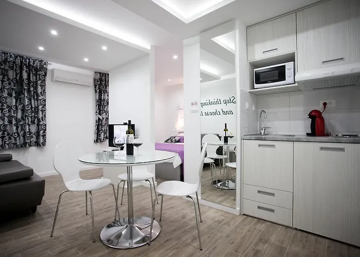 4 You In Apartment Split