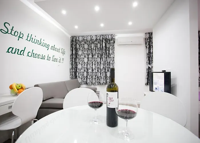 4 You In Apartment Split