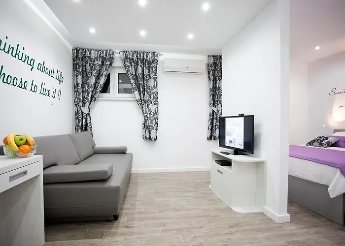 4 You In Apartment Split